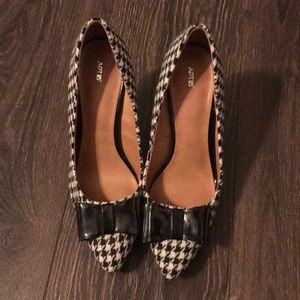 Black/white pattern heels with black accent bow